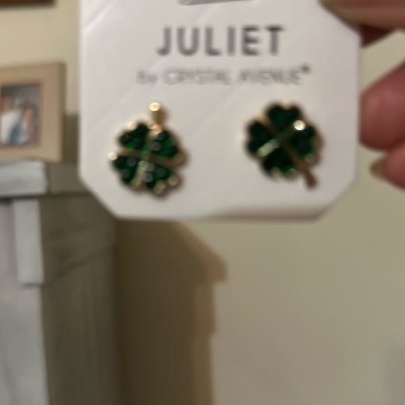 Juliet by Crystal Avenue New 4 Leaf Clover Stud Earrings Women's Green - Picture 2 of 4